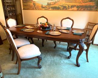 Beautiful newer American Drew dining table with leaves and table top protector