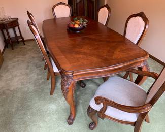 Beautiful newer American Drew dining table with leaves and table top protector