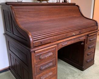 Immaculate turn of the century roll top desk. Desk comes apart into 3 sections to move easily 