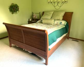 Sleigh bed