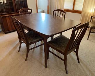 Dining room table with 4 side chairs, 2 captains chairs and 2 leaves.....