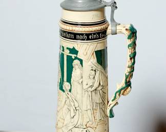 Handle right view of ceramic German beer stein with pewter lid (#1), 2 1/2 Liter, inscription reads, "Die affen Deutschen sie Tranken noch eins , Sie Wohnten am Ufer des Rhien's"