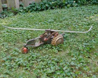 Cast-Iron tractor-form, walking lawn sprinkler