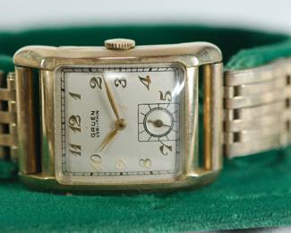 1940s Gold Gruen Veri-Thin wrist watch, with Cromwell stamp and serial number engraved on the back of watch. 