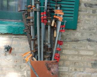Assorted bar clamps and pipe clamps, carpentry equipment