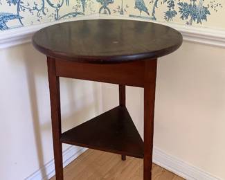 Round table with triangle shelf 19.5d x 30.5h