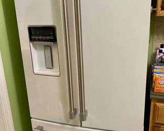 2014 Maytag refrigerator in excellent, clean condition