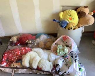 Mystery Lot Of Stuffed Animals