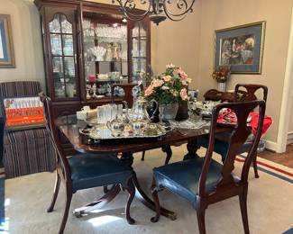 Hickory Chair dining table with 4 chairs, 2 leaves, pads