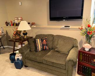 Love Seat (Darling Decor!)