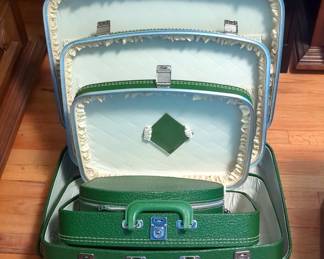 Vintage Nesting Luggage Set, Including 3 Locking Suitcases With Keys, And Toiletries Case