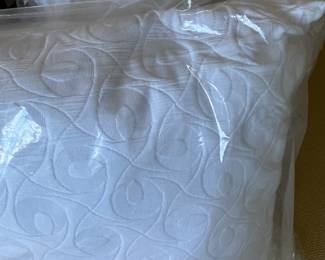 NEW Pair of FRETTE white Pillows. Two sets available for sale. 4 pillows total available. Outside: 100% Cotton. Inside: Polyester. Also, NEW w/tags matching white FRETTE Coverlet/Blanket KING SIZE 100% cotton for sale. See other listing. 