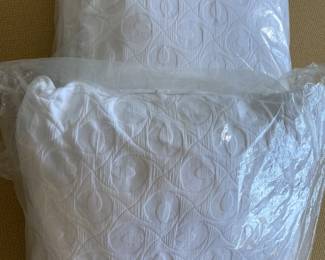 NEW Pair of FRETTE white Pillows. Two sets available for sale. 4 pillows total available. Outside: 100% Cotton. Inside: Polyester. Also, NEW w/tags matching white FRETTE Coverlet/Blanket KING SIZE 100% cotton for sale. See other listing. 