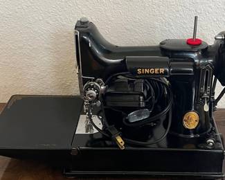 Vintage Singer Feather Weight Sewing Machine With Pedal