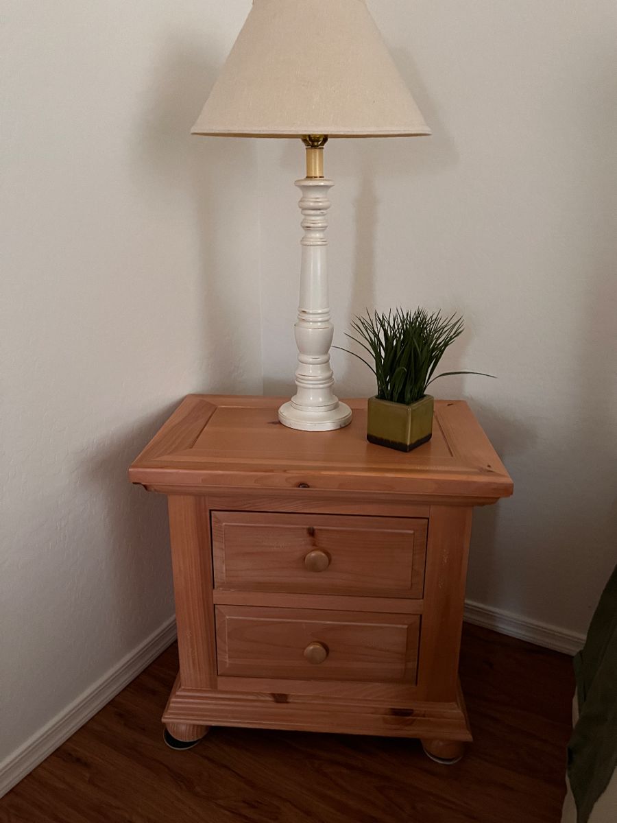 Oak nite stand,   Table lamp , silk plant in pot 