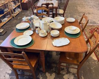 very nice maple drop leaf table with 2 leafs and 4 chairs 
