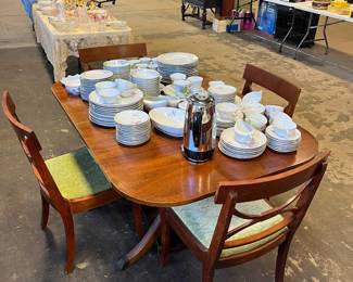 very nice dining room table 