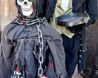 Much holiday!! Halloween 6' "Gemmy" butler and skeleton w/ chains