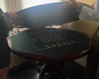 Elegant card table in great condition 