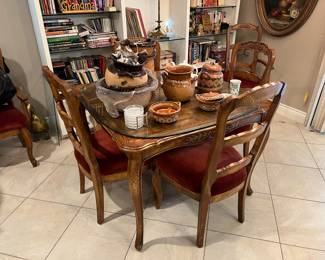 This table has 6 chairs in total, 2 with arms. The leaves are in perfect condition. The chairbacks are carved - its quite lovely. 
