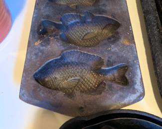 Unusual fish cast iron pan