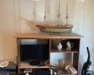 Showing size of ship model