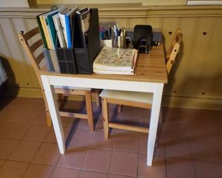 4' x 4' table with 2 chairs