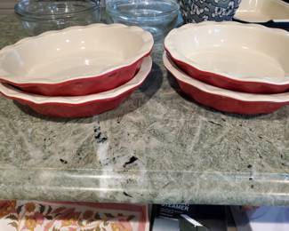 (4) pie plates...