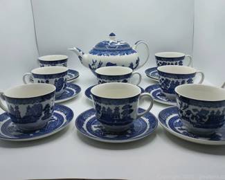 Beautiful Blue Willow Teapot 9 Cups 11 Saucers