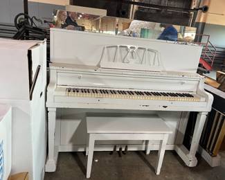 WHITE UPRIGHT PIANO
