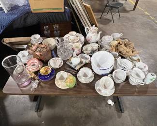 ASSORTMENT OF DINNERWARE