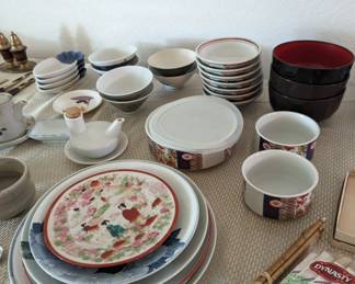 Miscellaneous Japanese dinnerware (some items to be sold in sets).