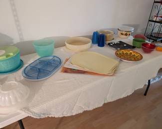 Misc storage and serving ware. 