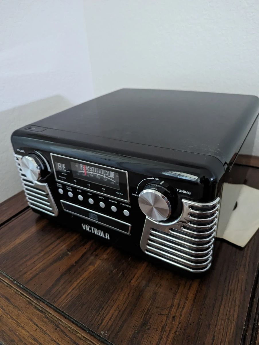 Combo CD, Record player and radio. 