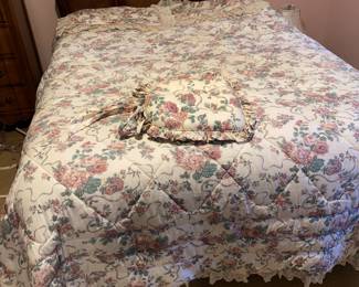 Bed with headboard / Bedding