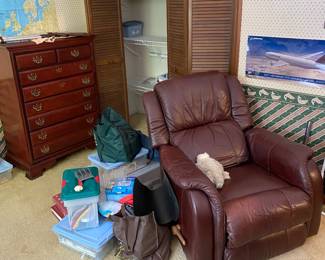Recliner  / Dresser 