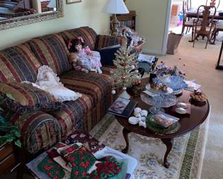 Livingroom Furniture / More Dolls 