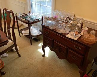 Buffet / Glassware 