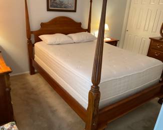 LIKE NEW BEDROOM FURNITURE. QUEEN SIZE