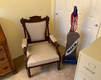 ANTIQUE CHAIR
