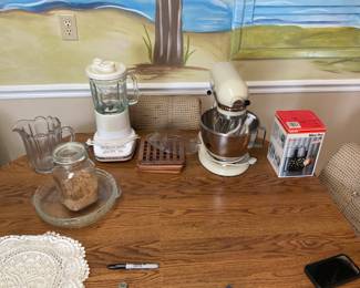 KITCHEN AID MIXER AND BLENDER 