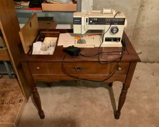 NICE SEWING MACHINE.   SINGER