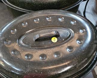 TWO ROASTING PANS WITH LIDS