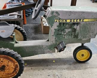 JOHN DEERE PEDAL TRACTOR