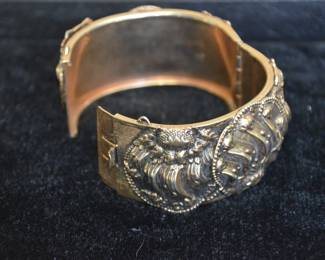 https://www.auctionninja.com/come-find-your-treasure/product/113-vintage-wide-bangle-bracelet-gold-tone-floral-400079.html