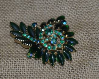 https://www.auctionninja.com/come-find-your-treasure/product/116-vintage-green-rhinestone-brooch-pin-400082.html