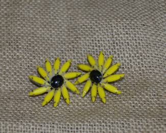 https://www.auctionninja.com/come-find-your-treasure/product/117-vintage-weiss-yellow-milk-glass-flower-clip-earrings-400083.html