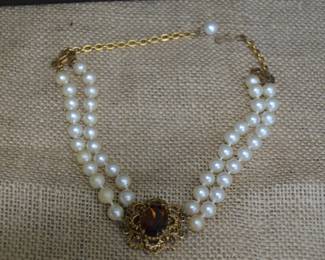 https://www.auctionninja.com/come-find-your-treasure/product/119-vintage-florenza-neck-choker-pearl-amber-center-stone-400085.html