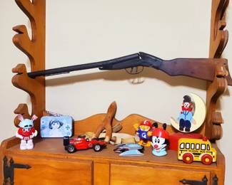 Toy pop gun, gun rack, vintage toys