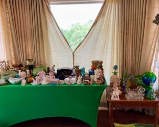 Various glass, porcelain, ceramic & wood pieces.